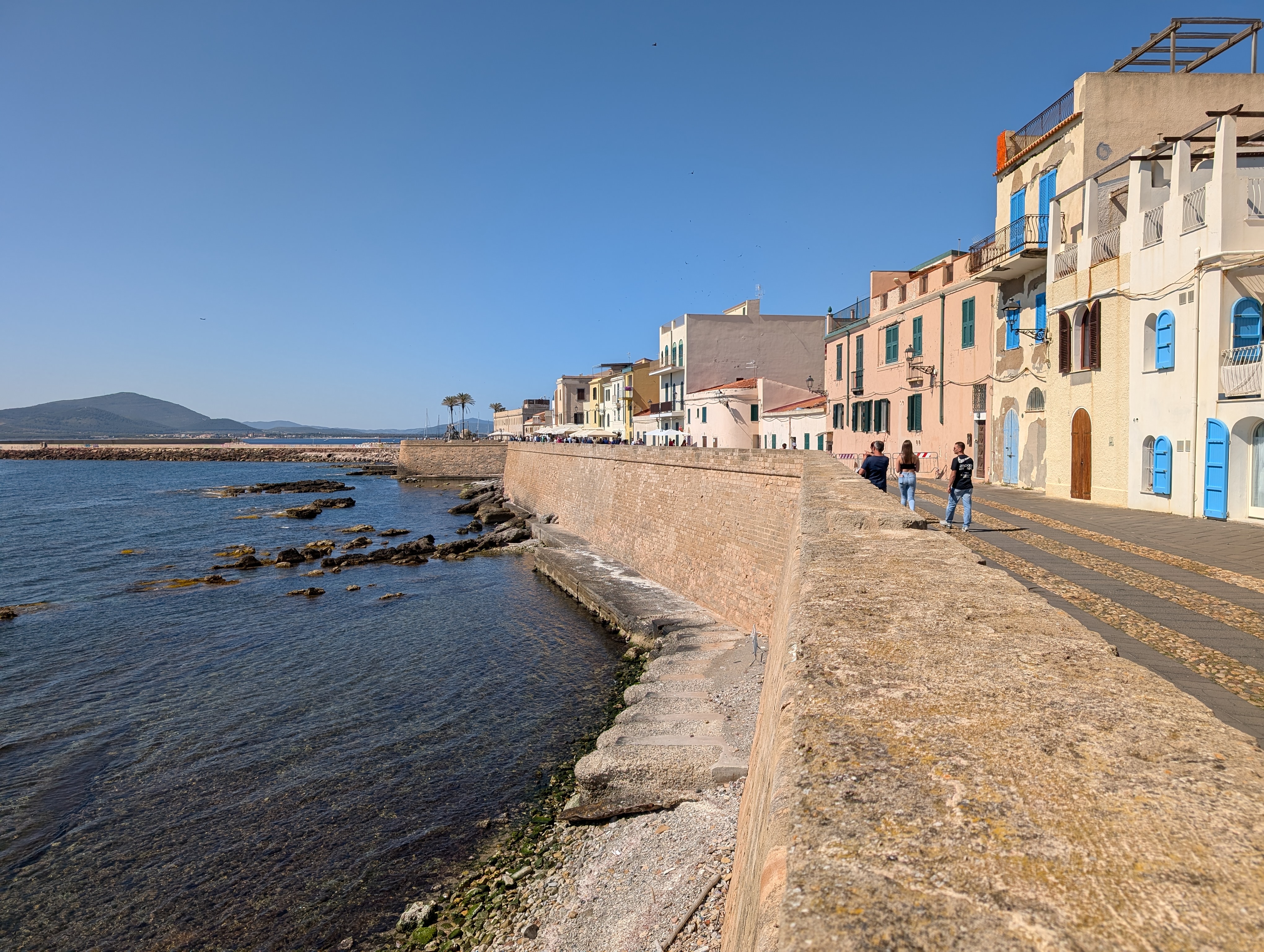 Bastioni e centro storico di Alghero sul mare